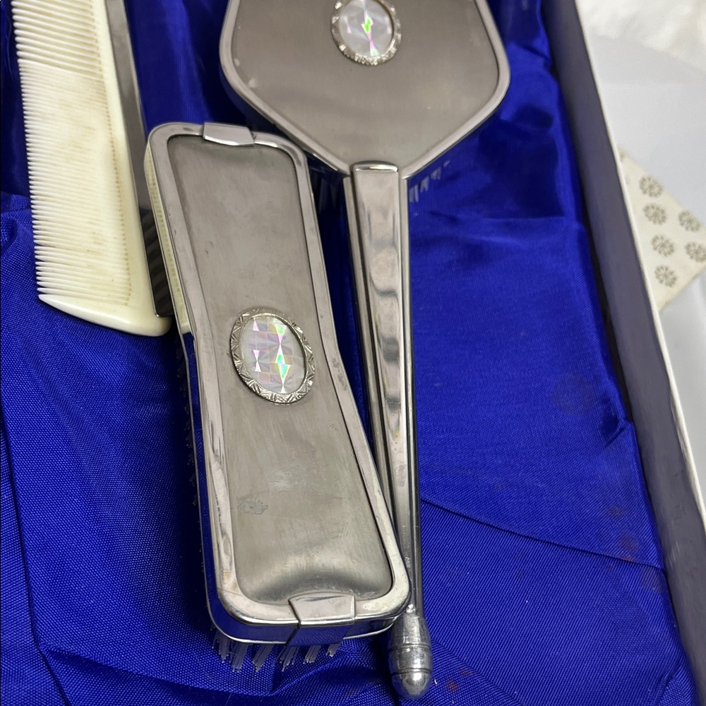 Elegant Silver Vanity Set with Comb - Picture 3 of 10